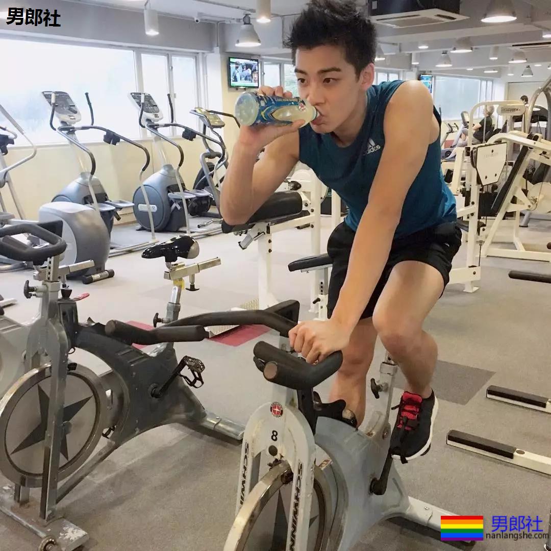 42寸胸肌+前泳队健将持身,又一新人男星被导演力捧! - 51虹马 42寸胸肌+前泳队健将持身,又一新人男星被导演力捧! - 51虹马