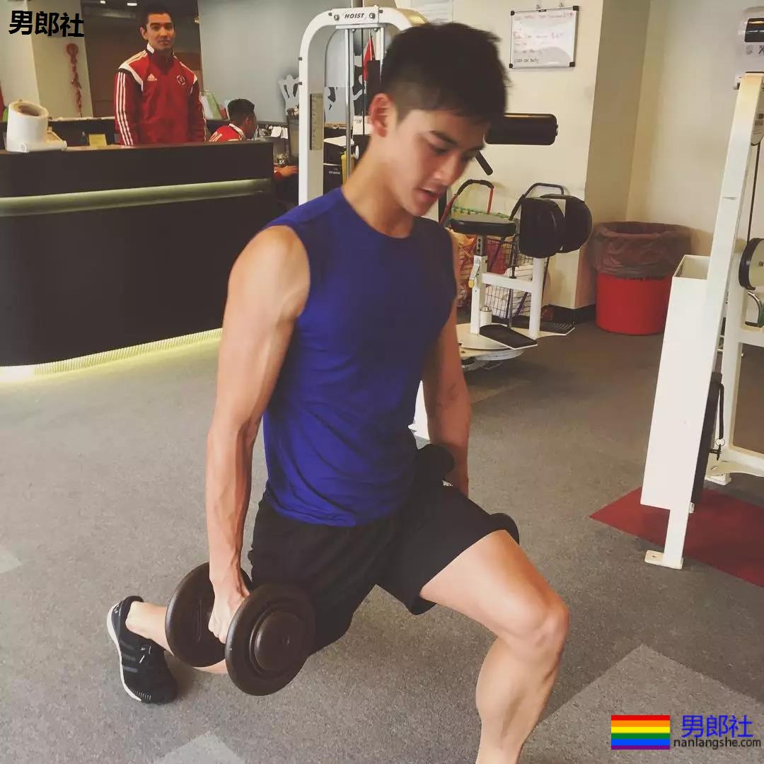 42寸胸肌+前泳队健将持身,又一新人男星被导演力捧! - 51虹马 42寸胸肌+前泳队健将持身,又一新人男星被导演力捧! - 51虹马