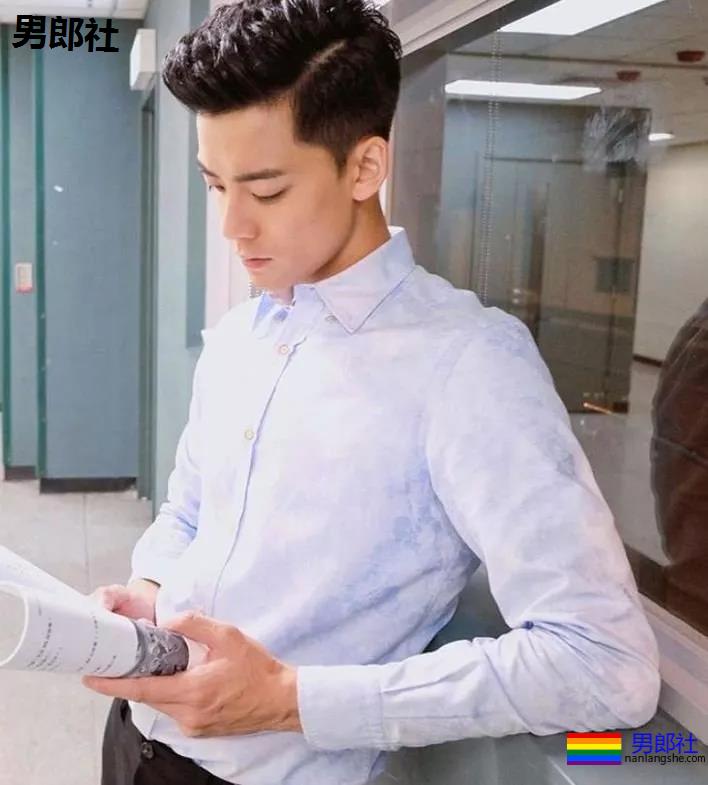 42寸胸肌+前泳队健将持身,又一新人男星被导演力捧! - 51虹马 42寸胸肌+前泳队健将持身,又一新人男星被导演力捧! - 51虹马