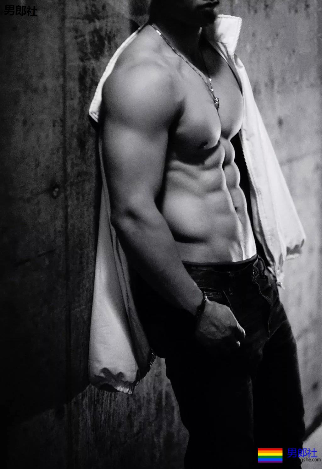 楼道里那个穿牛仔裤的肌肉男！ - 51虹马