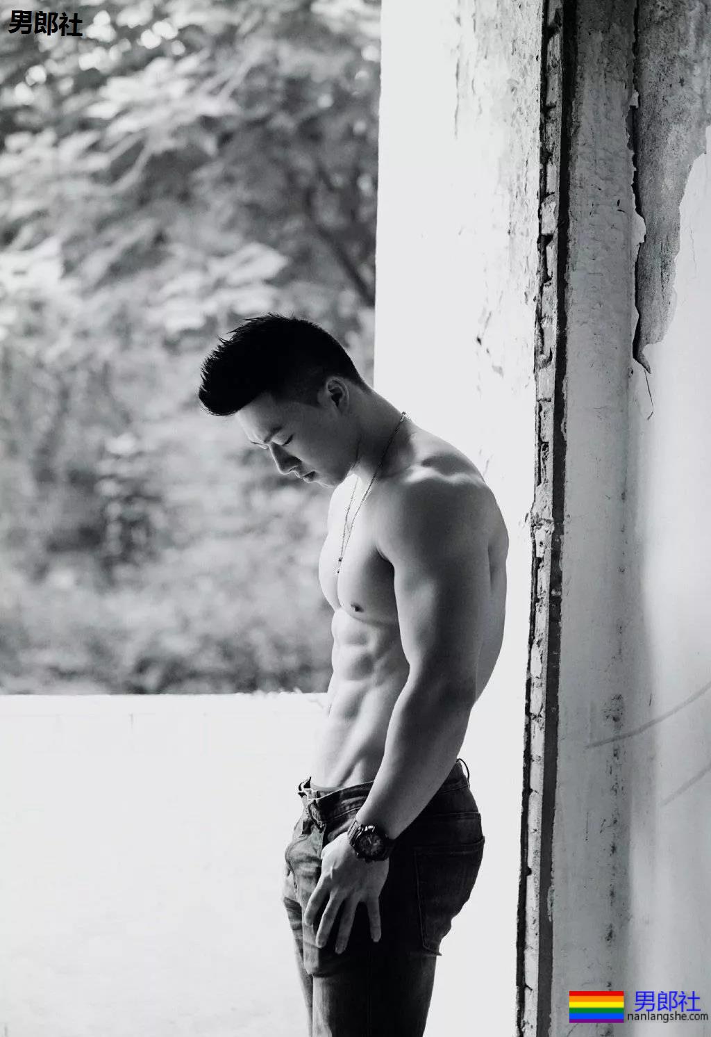 楼道里那个穿牛仔裤的肌肉男！ - 51虹马