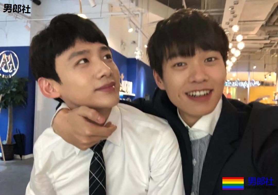 白敬亭说自己不是帅哥，上热搜了！ - 51虹马