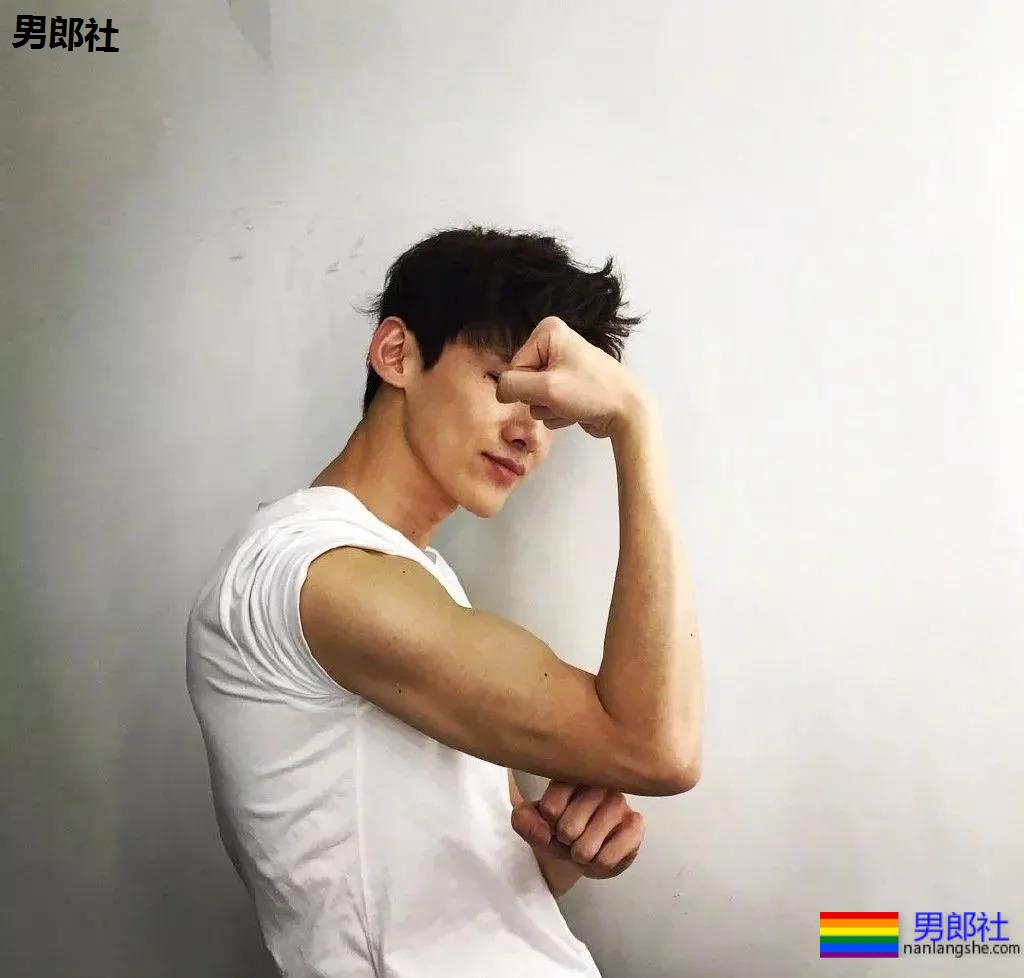 白敬亭说自己不是帅哥，上热搜了！ - 51虹马