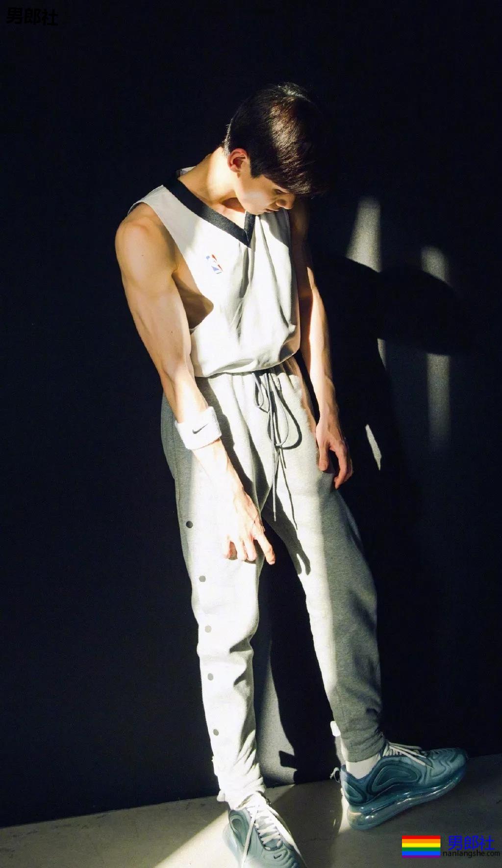 白敬亭说自己不是帅哥，上热搜了！ - 51虹马