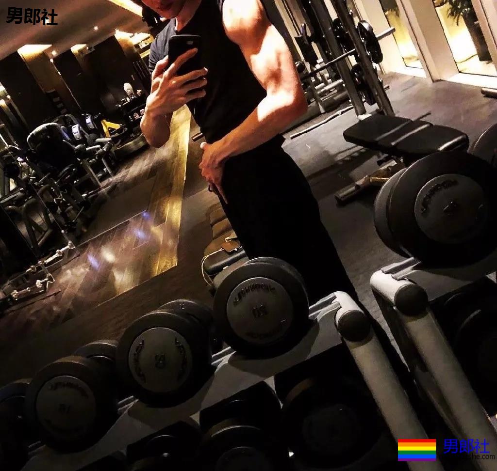 白敬亭说自己不是帅哥，上热搜了！ - 51虹马