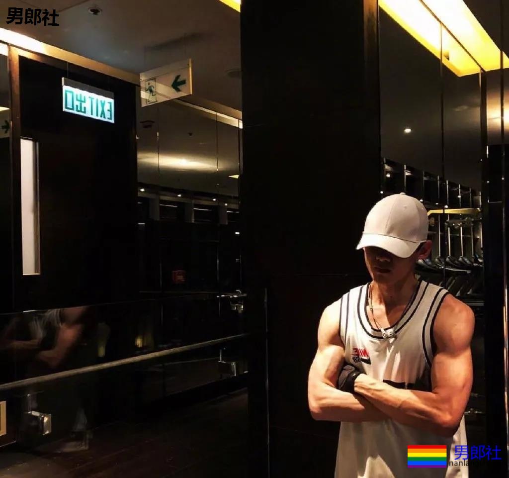 白敬亭说自己不是帅哥，上热搜了！ - 51虹马