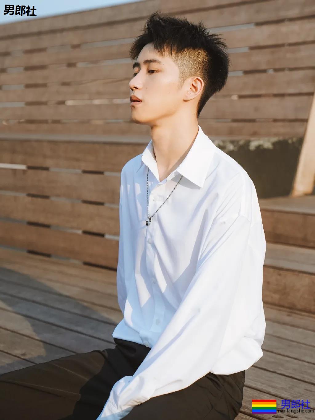 白衬衫小奶狗少年感十足，我想再来一次初恋！ - 51虹马