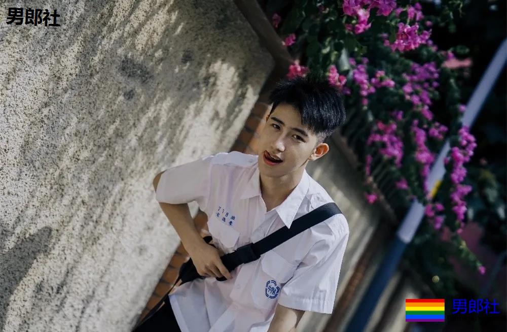 白衬衫小奶狗少年感十足，我想再来一次初恋！ - 51虹马