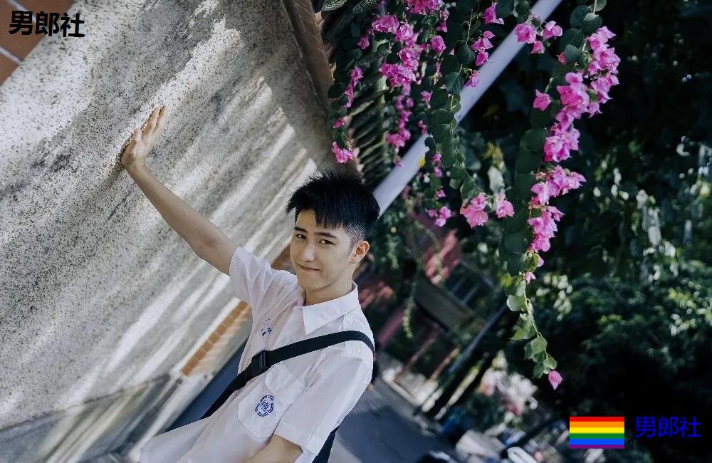 白衬衫小奶狗少年感十足，我想再来一次初恋！ - 51虹马