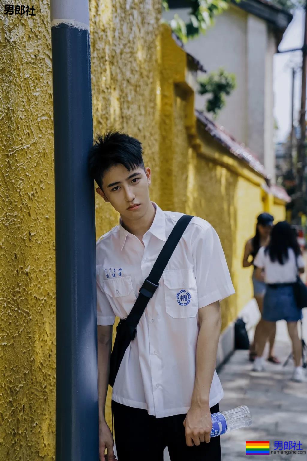 白衬衫小奶狗少年感十足，我想再来一次初恋！ - 51虹马