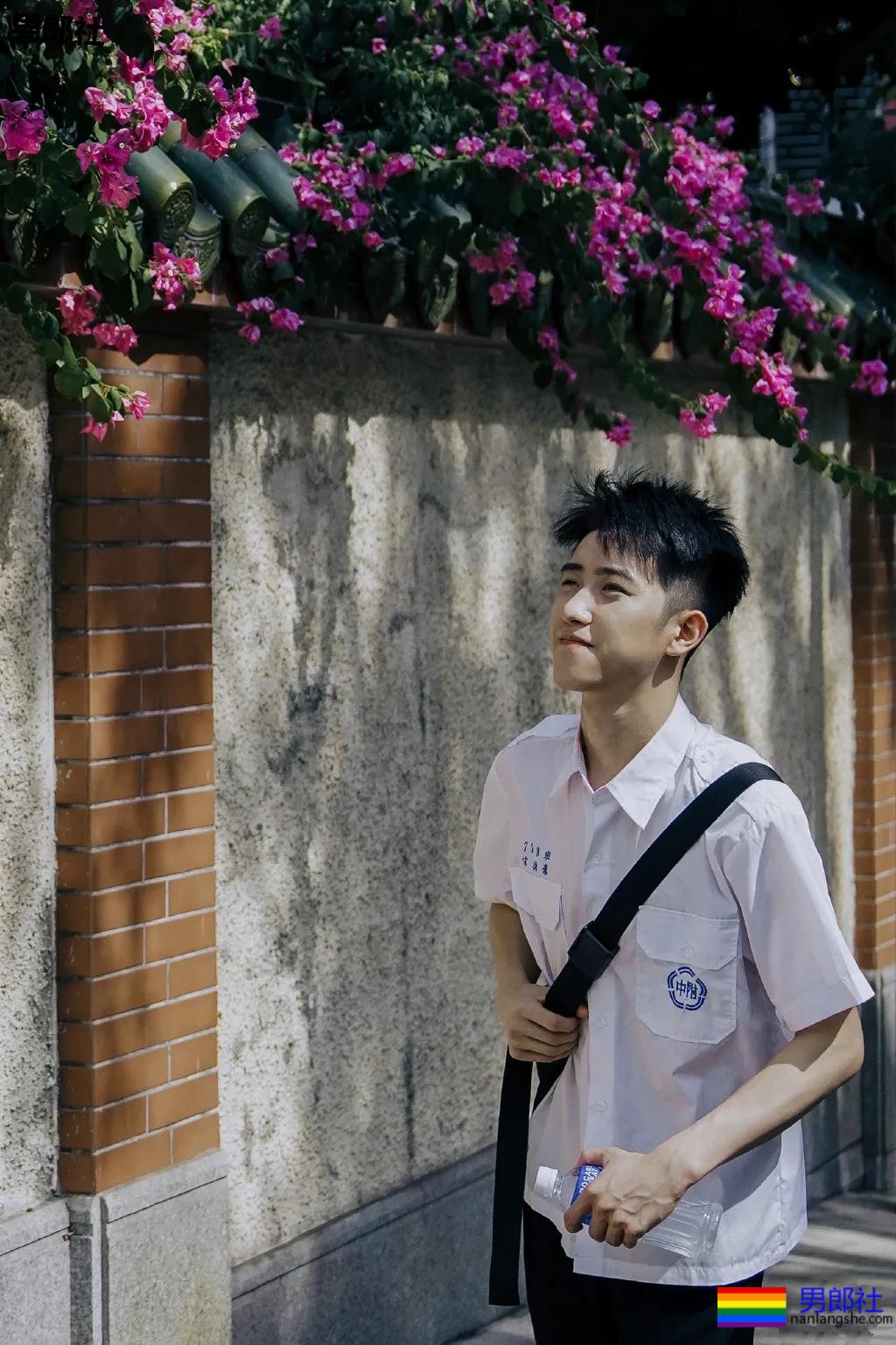 白衬衫小奶狗少年感十足，我想再来一次初恋！ - 51虹马