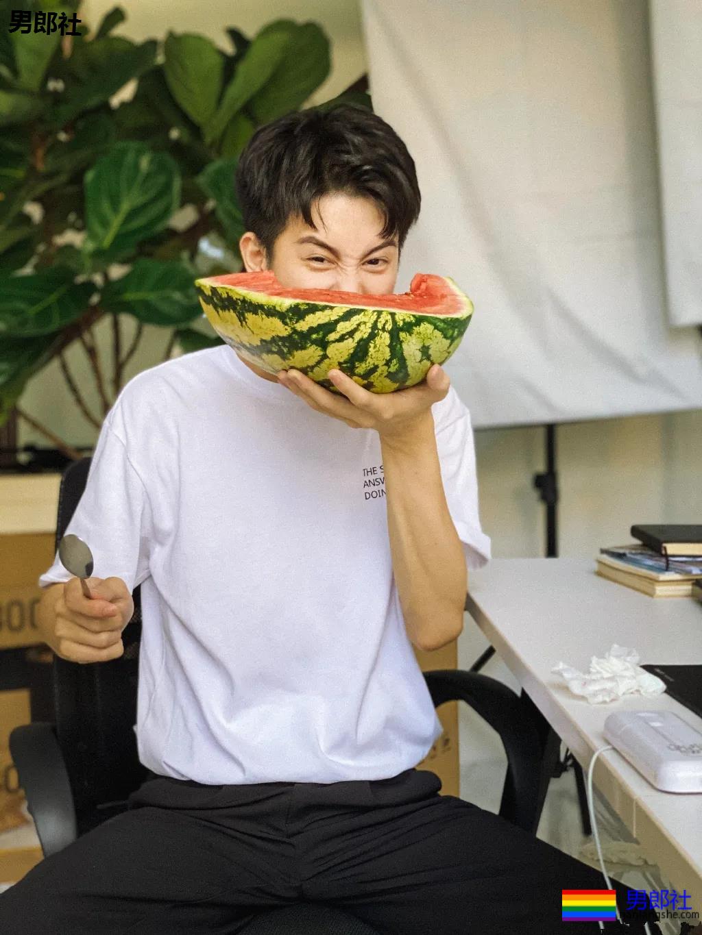 白衬衫小奶狗少年感十足，我想再来一次初恋！ - 51虹马