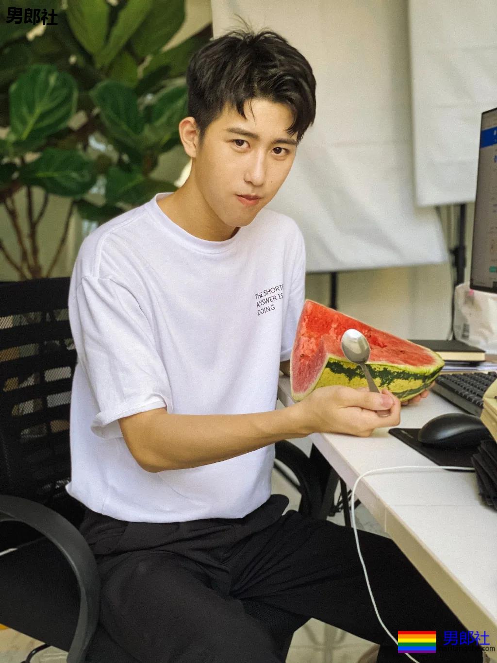 白衬衫小奶狗少年感十足，我想再来一次初恋！ - 51虹马