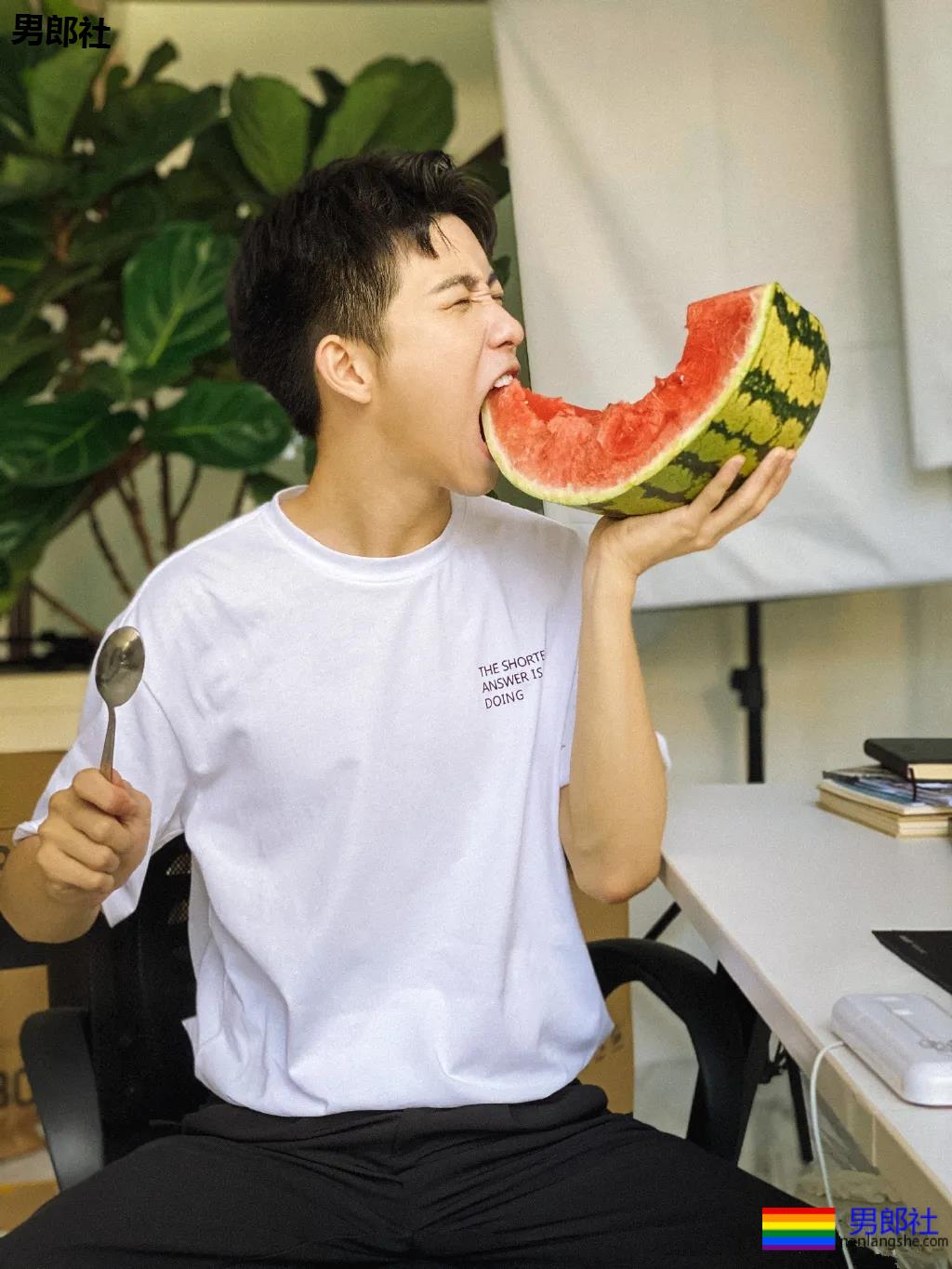 白衬衫小奶狗少年感十足，我想再来一次初恋！ - 51虹马