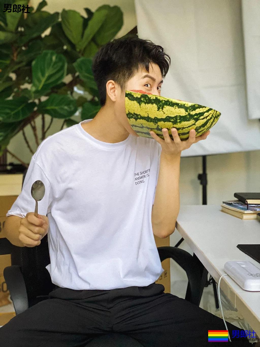 白衬衫小奶狗少年感十足，我想再来一次初恋！ - 51虹马