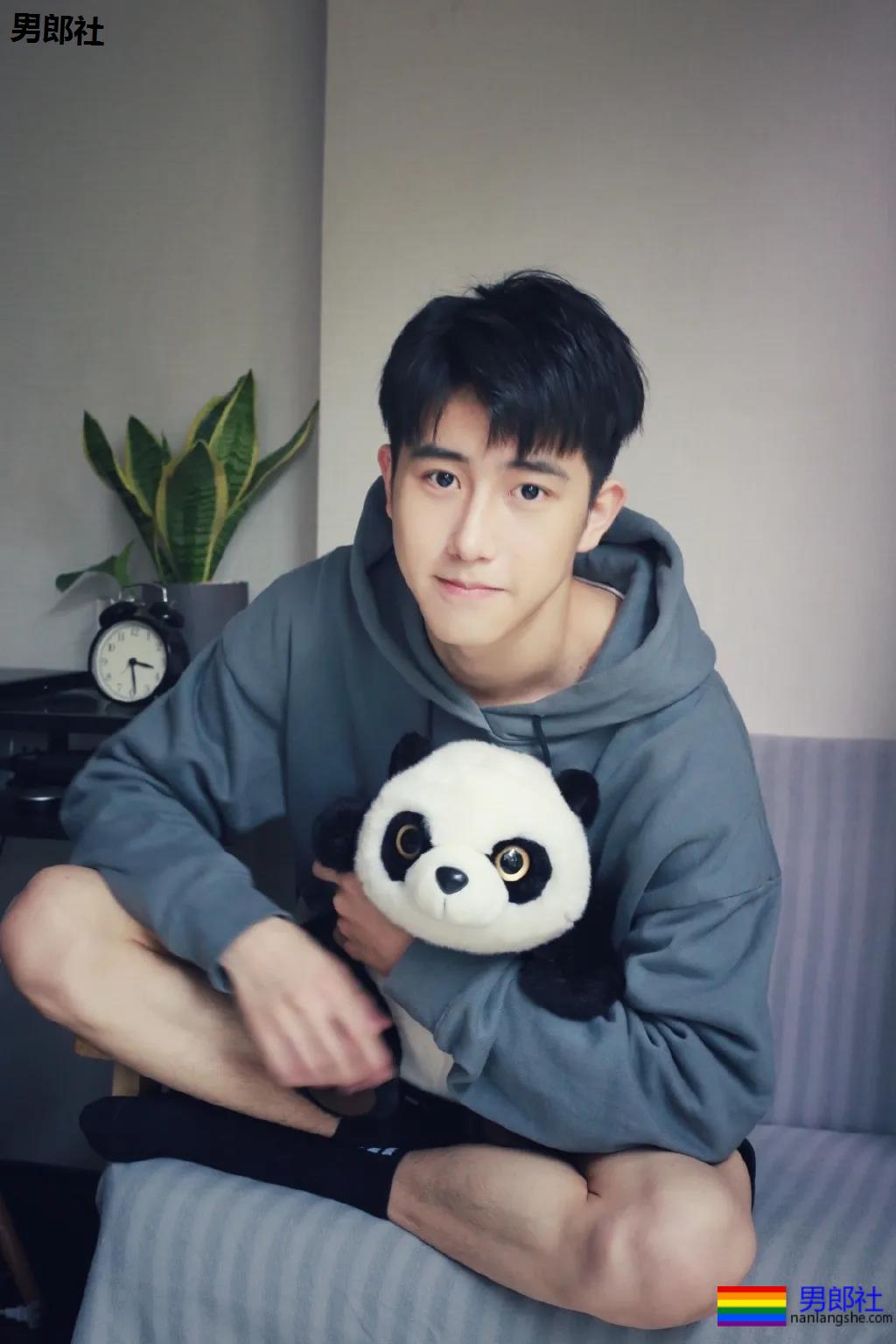 白衬衫小奶狗少年感十足，我想再来一次初恋！ - 51虹马