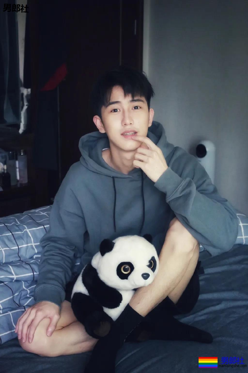 白衬衫小奶狗少年感十足，我想再来一次初恋！ - 51虹马