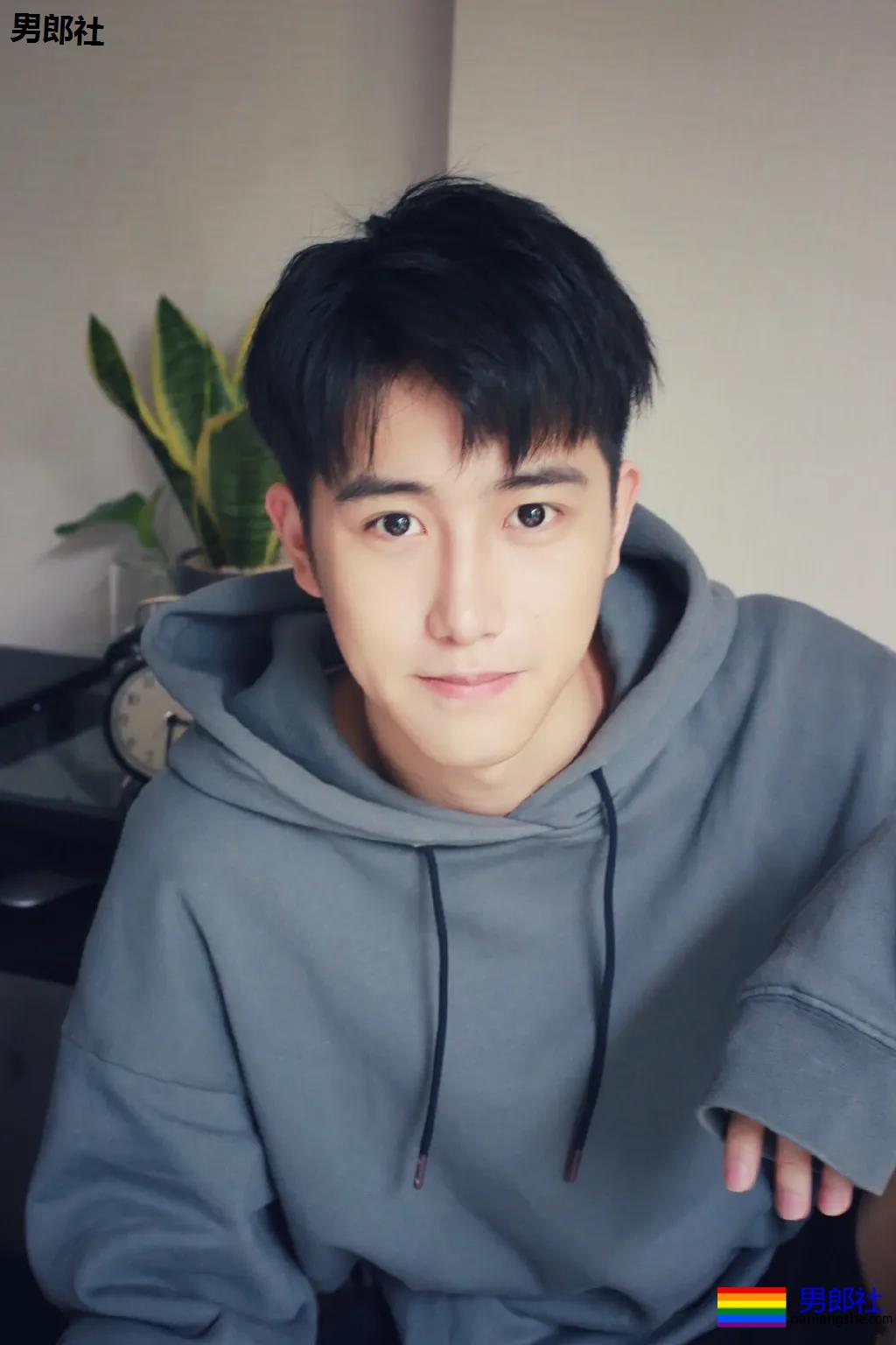 白衬衫小奶狗少年感十足，我想再来一次初恋！ - 51虹马