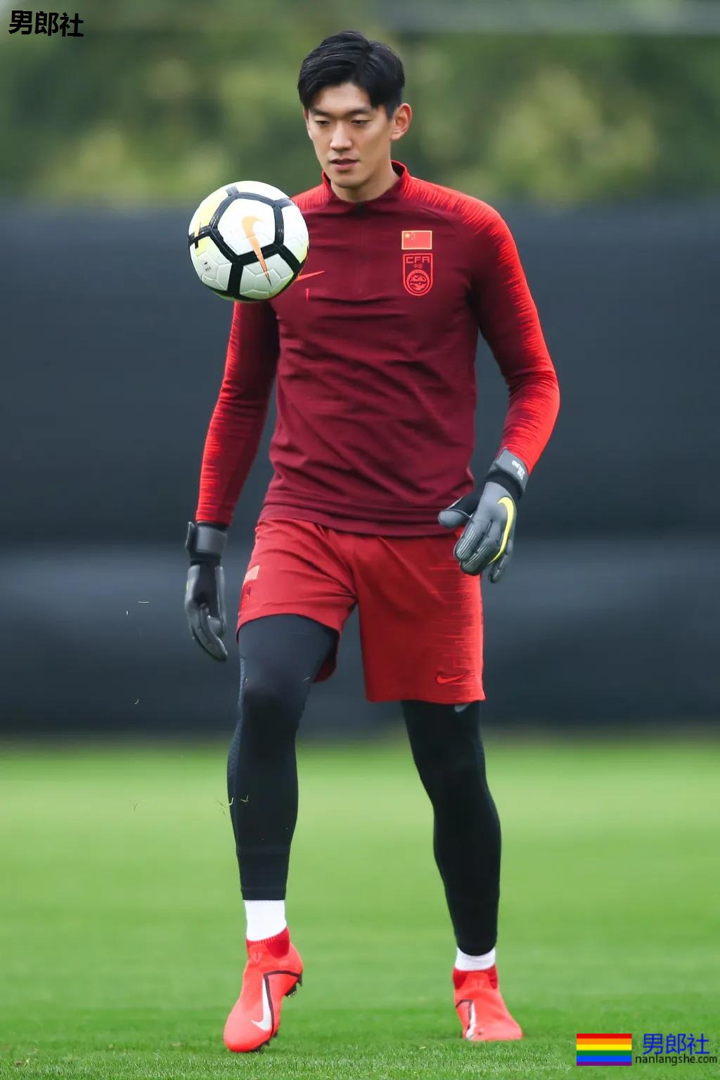 192超帅足球运动员，长腿腹肌满身荷尔蒙，颜1也太A了！ - 51虹马