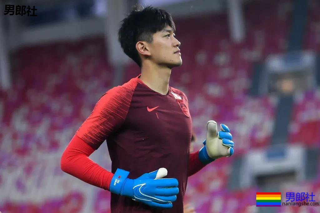 192超帅足球运动员，长腿腹肌满身荷尔蒙，颜1也太A了！ - 51虹马