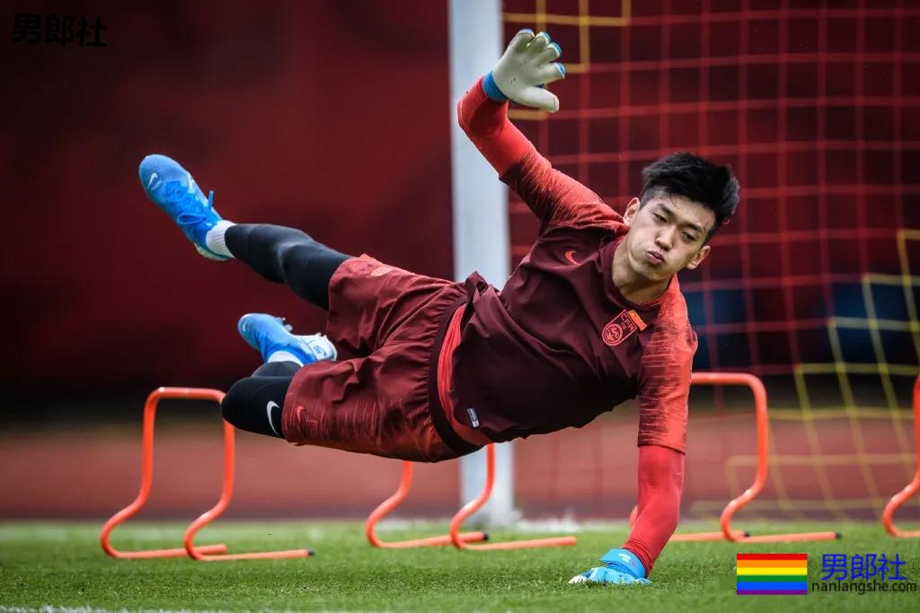 192超帅足球运动员，长腿腹肌满身荷尔蒙，颜1也太A了！ - 51虹马