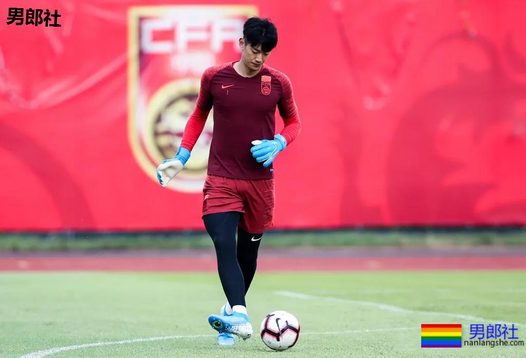 192超帅足球运动员，长腿腹肌满身荷尔蒙，颜1也太A了！ - 51虹马