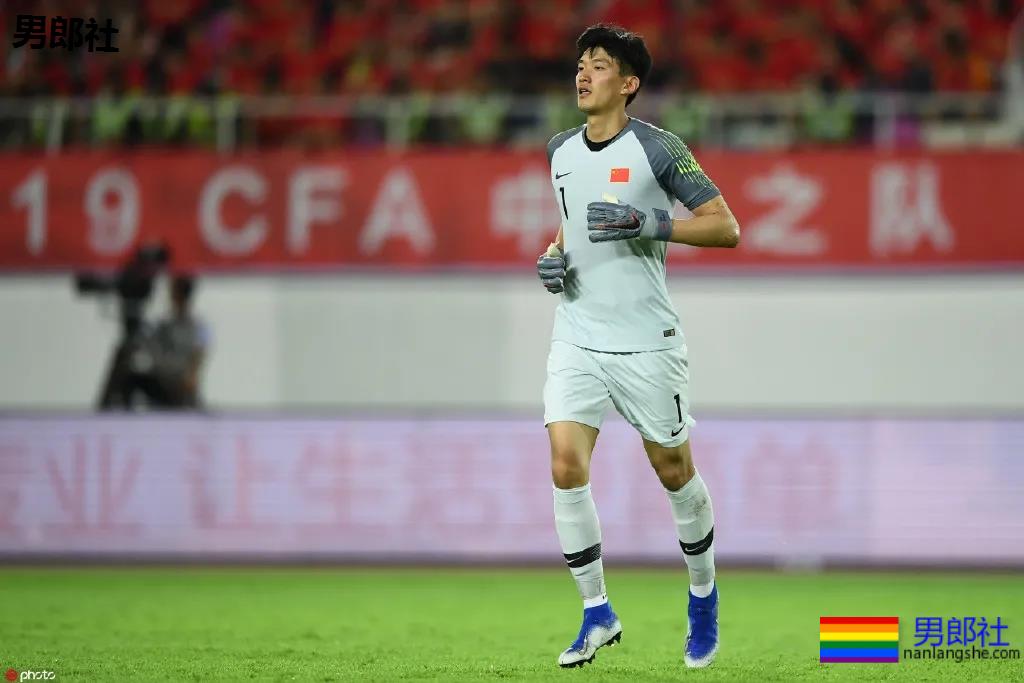 192超帅足球运动员，长腿腹肌满身荷尔蒙，颜1也太A了！ - 51虹马