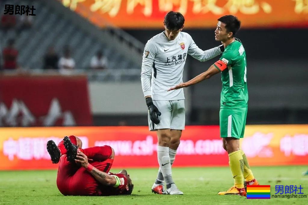 192超帅足球运动员，长腿腹肌满身荷尔蒙，颜1也太A了！ - 51虹马