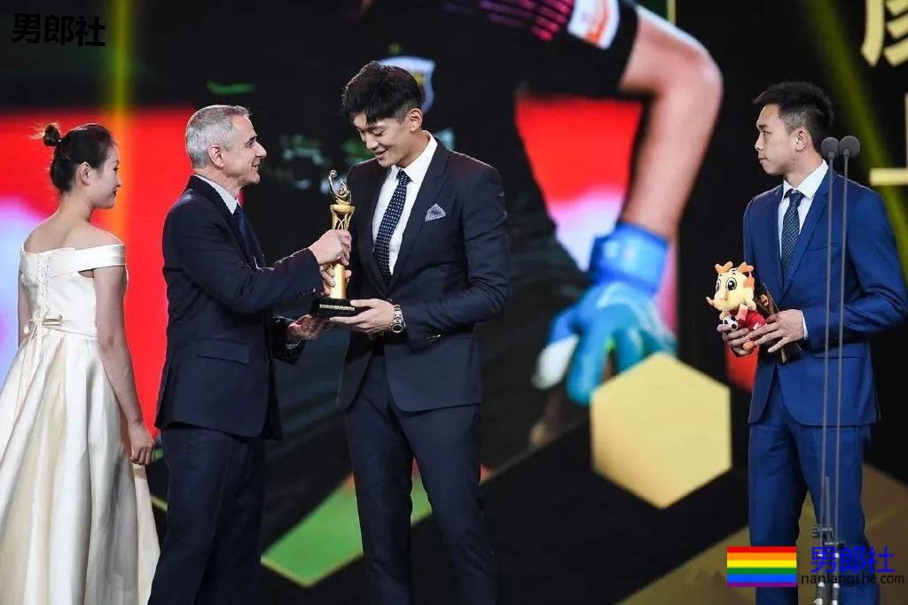 192超帅足球运动员，长腿腹肌满身荷尔蒙，颜1也太A了！ - 51虹马