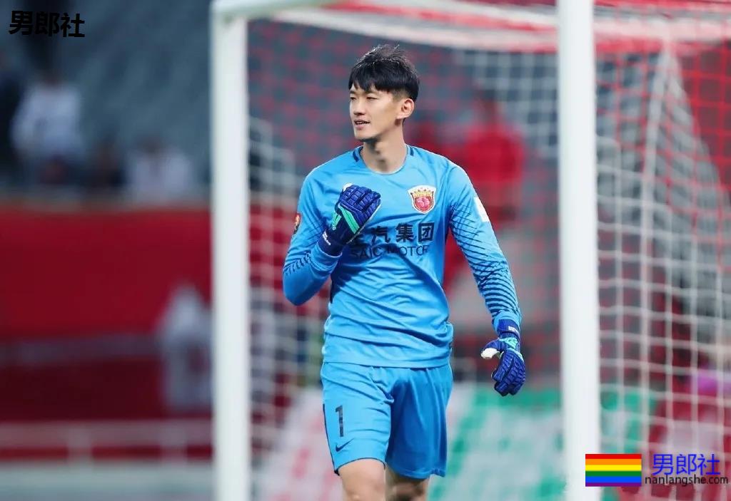 192超帅足球运动员，长腿腹肌满身荷尔蒙，颜1也太A了！ - 51虹马