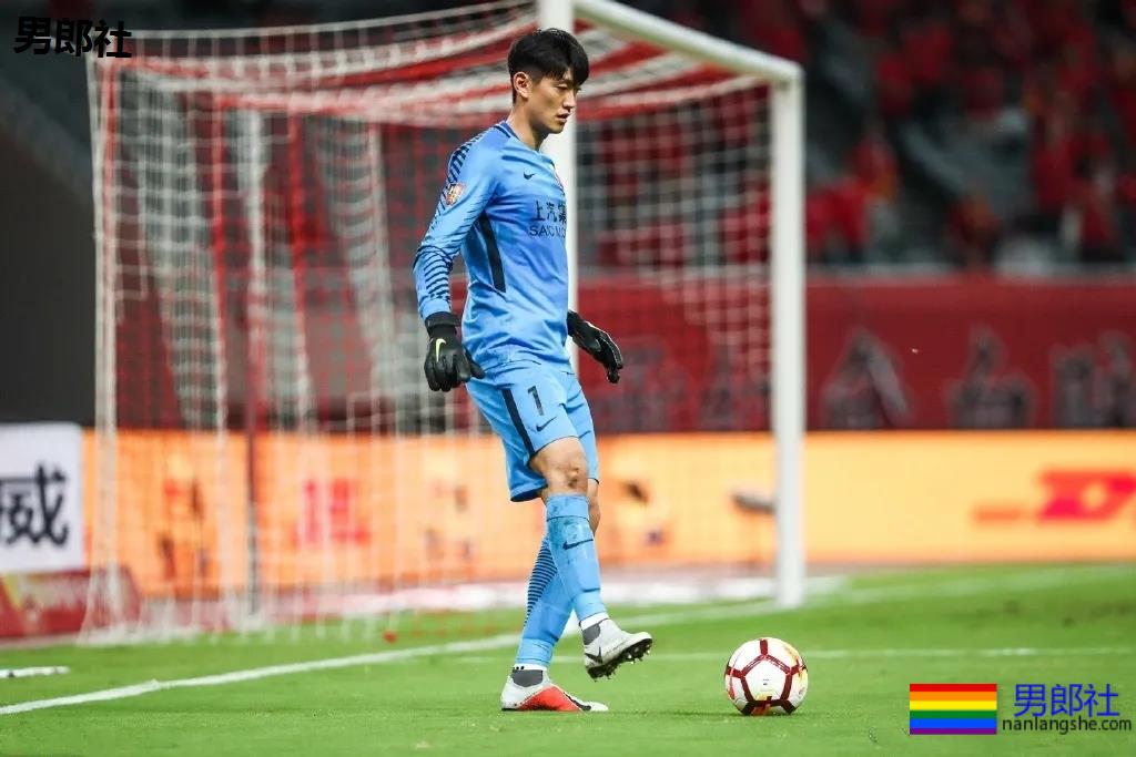 192超帅足球运动员，长腿腹肌满身荷尔蒙，颜1也太A了！ - 51虹马