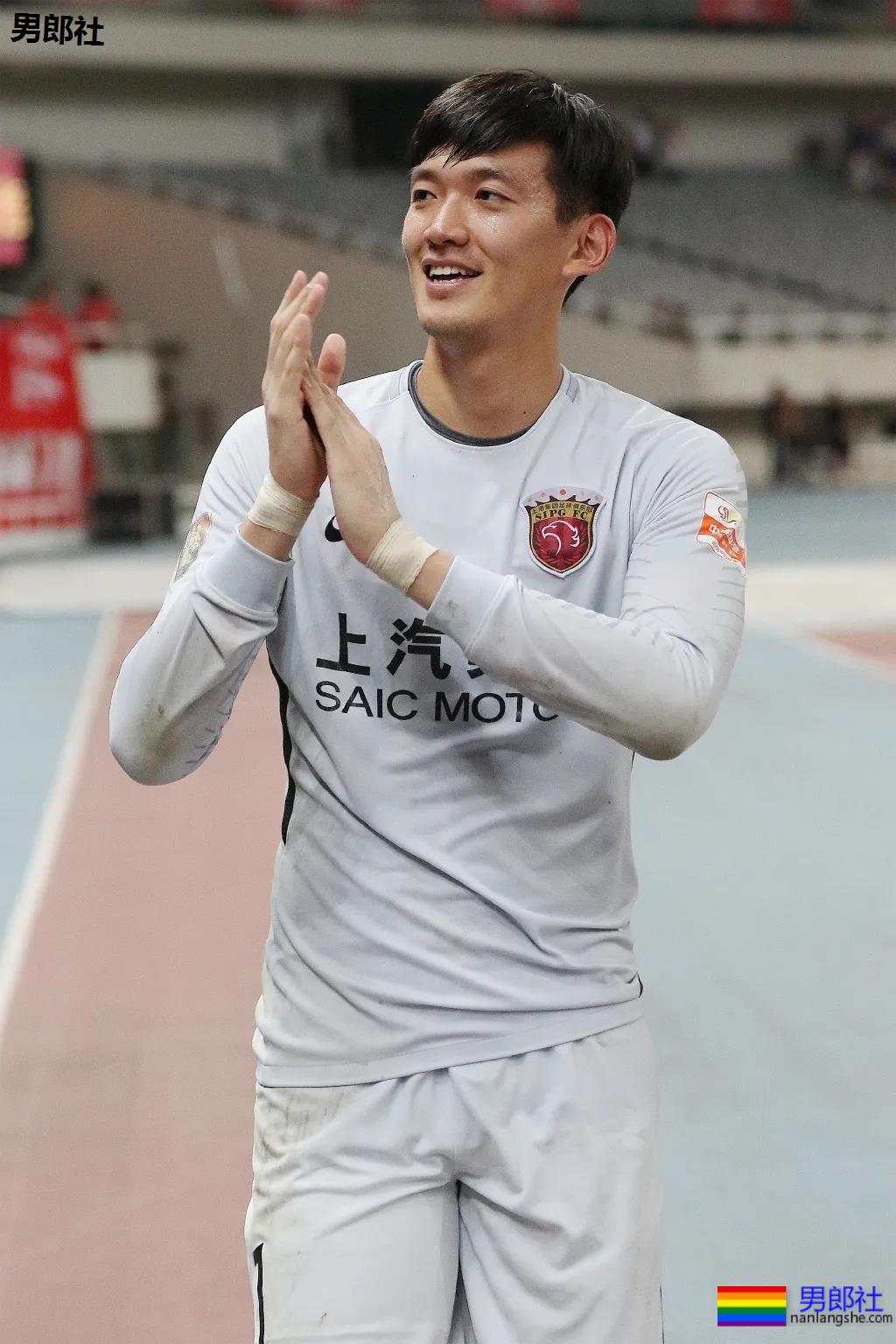 192超帅足球运动员，长腿腹肌满身荷尔蒙，颜1也太A了！ - 51虹马