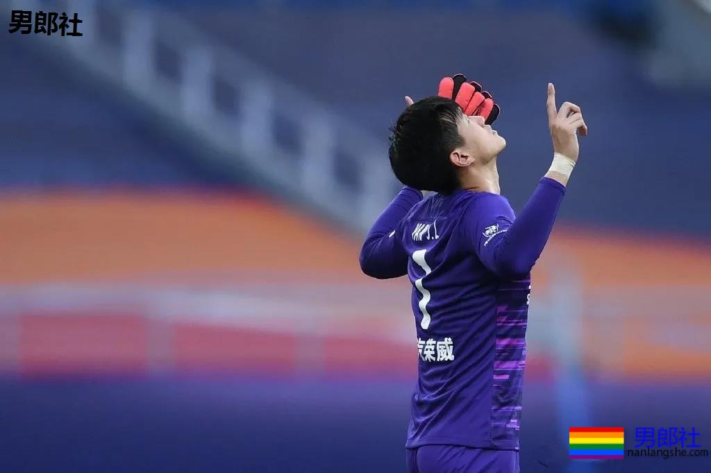 192超帅足球运动员，长腿腹肌满身荷尔蒙，颜1也太A了！ - 51虹马