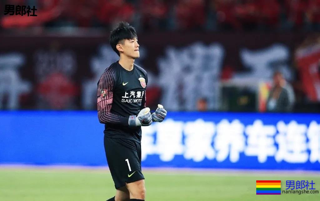 192超帅足球运动员，长腿腹肌满身荷尔蒙，颜1也太A了！ - 51虹马