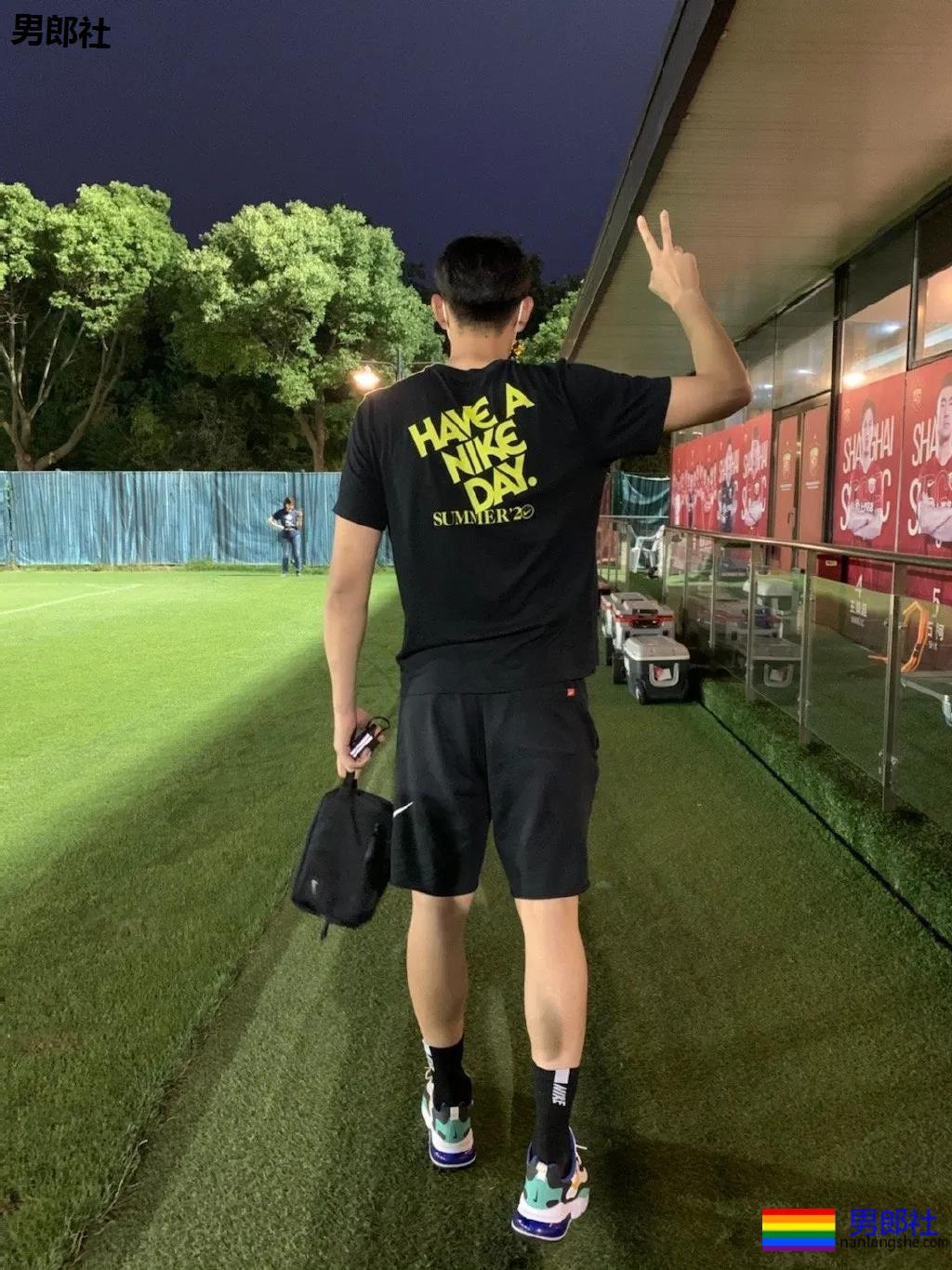 192超帅足球运动员，长腿腹肌满身荷尔蒙，颜1也太A了！ - 51虹马