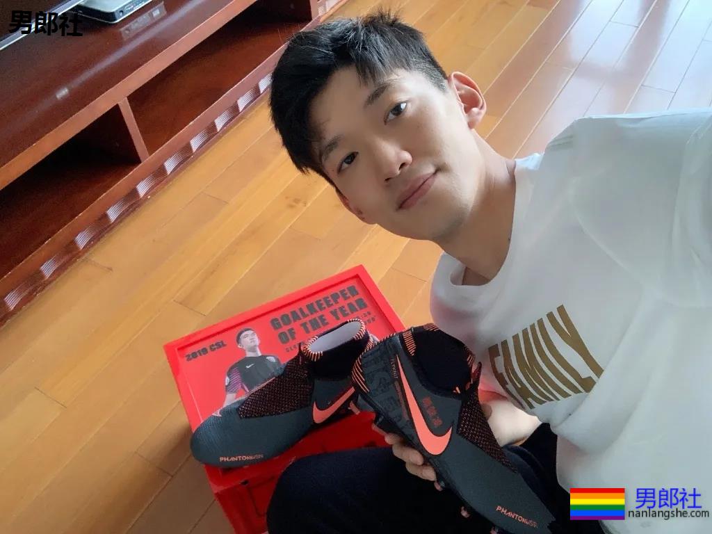 192超帅足球运动员，长腿腹肌满身荷尔蒙，颜1也太A了！ - 51虹马