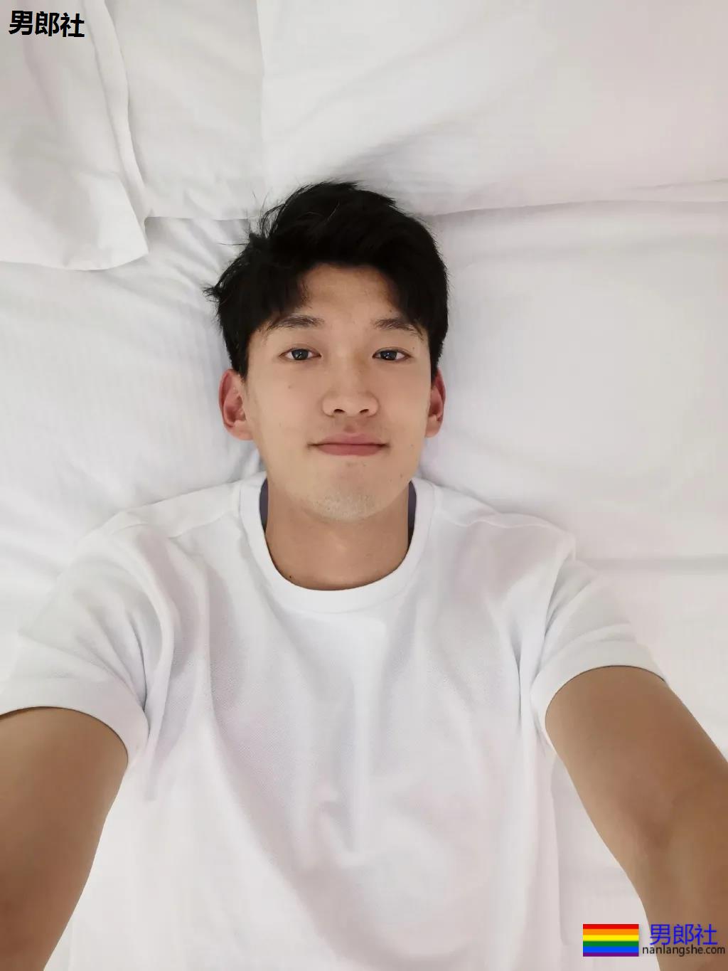 192超帅足球运动员，长腿腹肌满身荷尔蒙，颜1也太A了！ - 51虹马