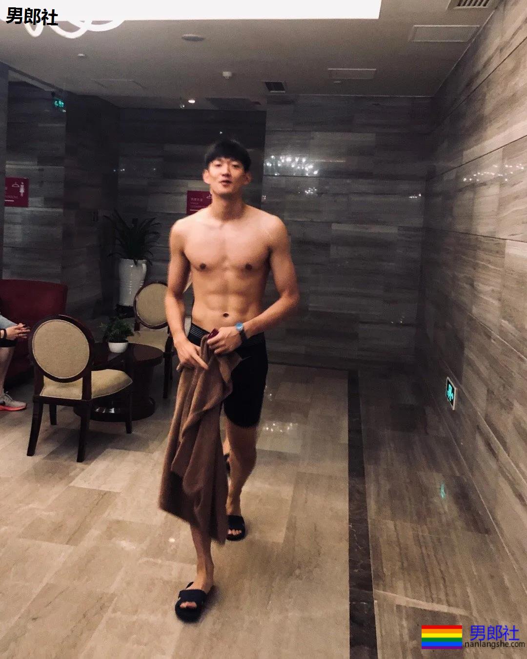 192超帅足球运动员，长腿腹肌满身荷尔蒙，颜1也太A了！ - 51虹马