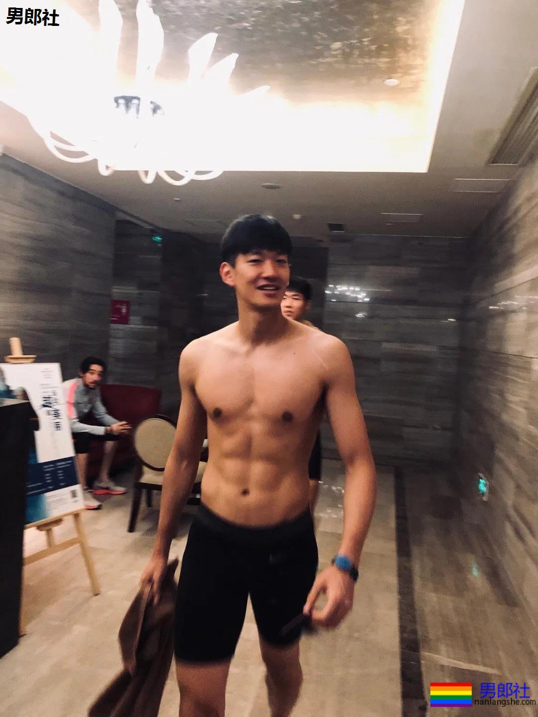 192超帅足球运动员，长腿腹肌满身荷尔蒙，颜1也太A了！ - 51虹马