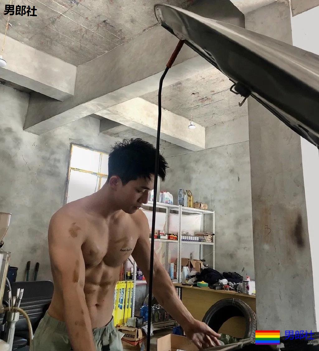 超帅肌肉幼师复工了,好舍不得他的身子啊! - 51虹马 超帅肌肉幼师复工了,好舍不得他的身子啊! - 51虹马