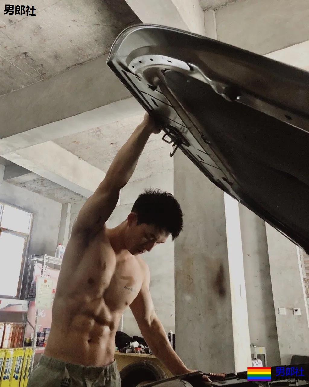 超帅肌肉幼师复工了,好舍不得他的身子啊! - 51虹马 超帅肌肉幼师复工了,好舍不得他的身子啊! - 51虹马