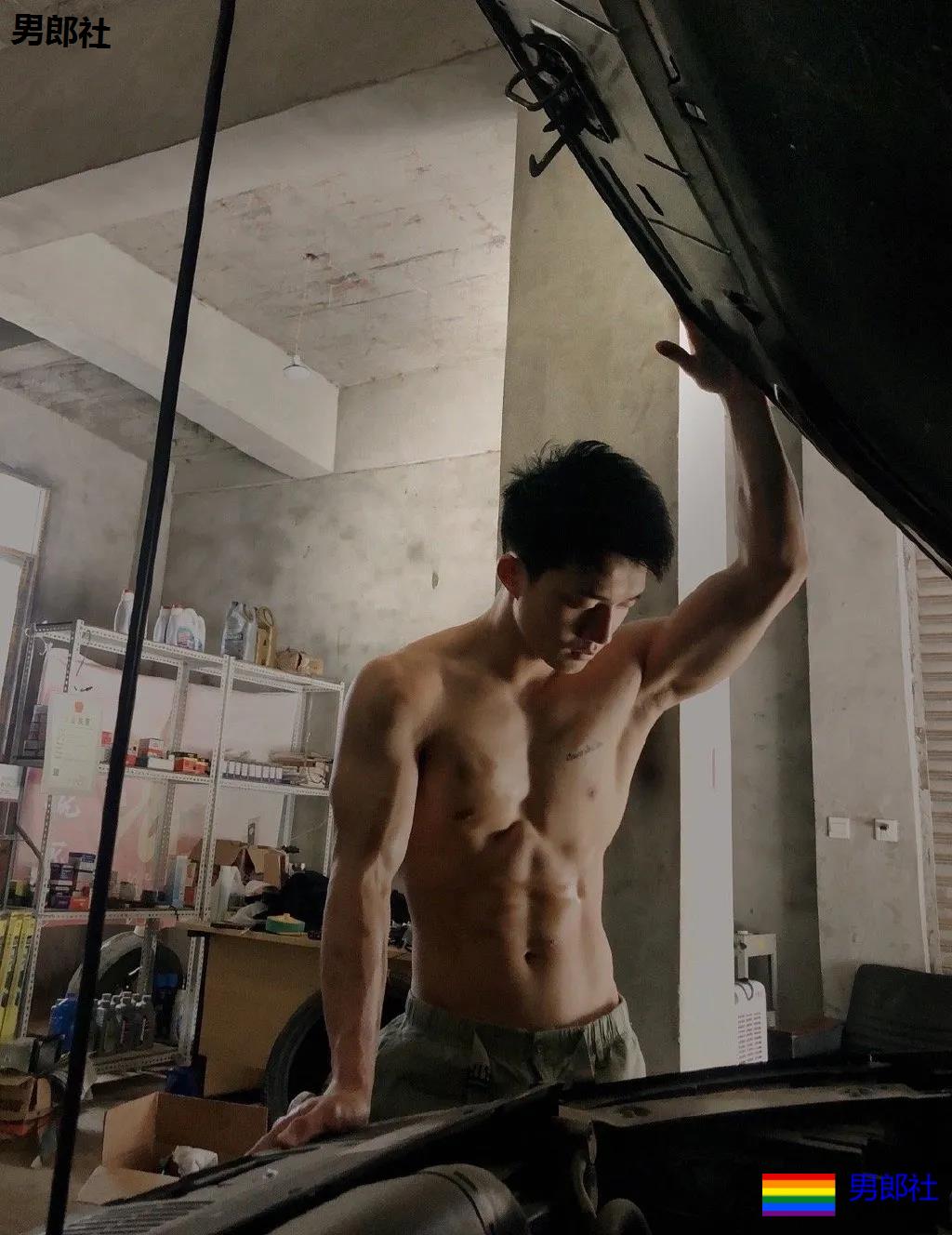 超帅肌肉幼师复工了,好舍不得他的身子啊! - 51虹马 超帅肌肉幼师复工了,好舍不得他的身子啊! - 51虹马