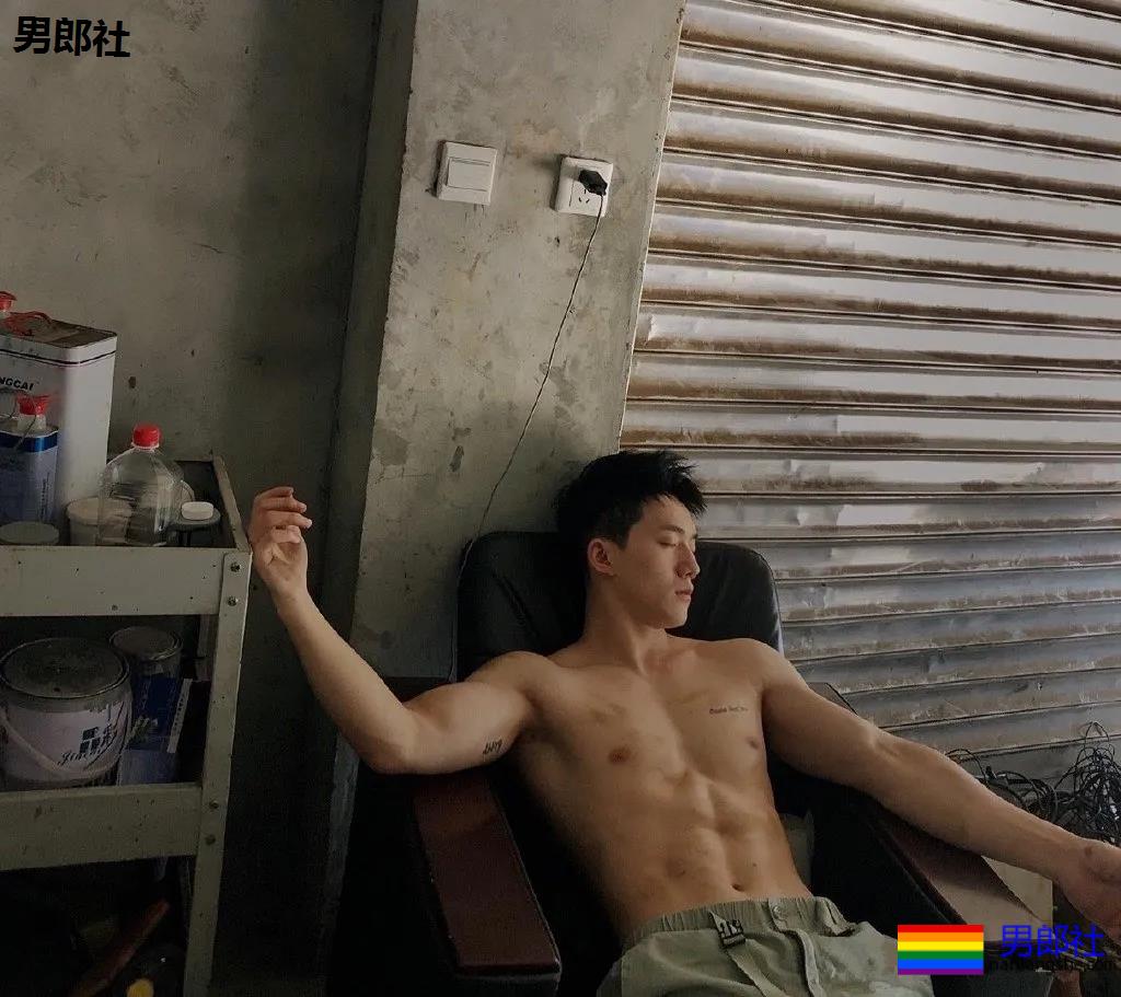 超帅肌肉幼师复工了,好舍不得他的身子啊! - 51虹马 超帅肌肉幼师复工了,好舍不得他的身子啊! - 51虹马