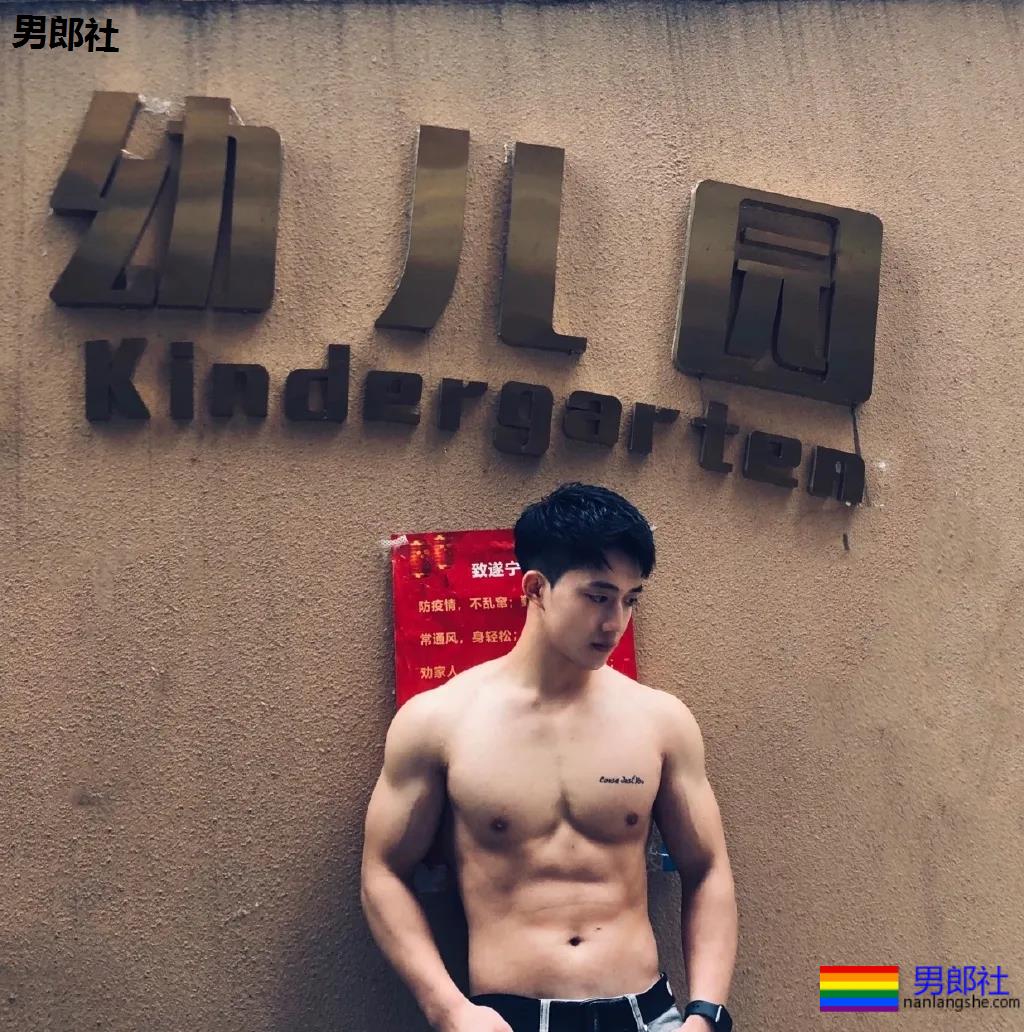 超帅肌肉幼师复工了,好舍不得他的身子啊! - 51虹马 超帅肌肉幼师复工了,好舍不得他的身子啊! - 51虹马