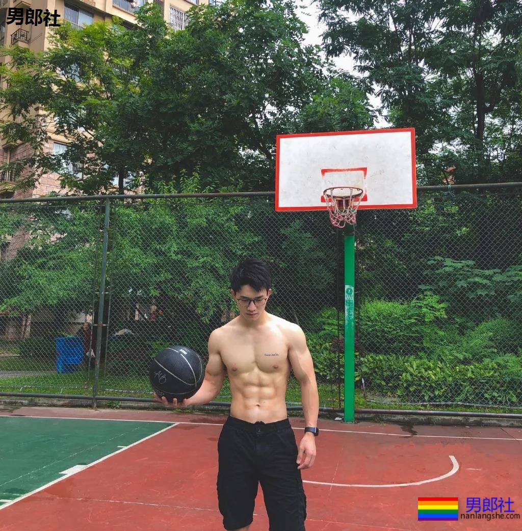 超帅肌肉幼师复工了,好舍不得他的身子啊! - 51虹马 超帅肌肉幼师复工了,好舍不得他的身子啊! - 51虹马