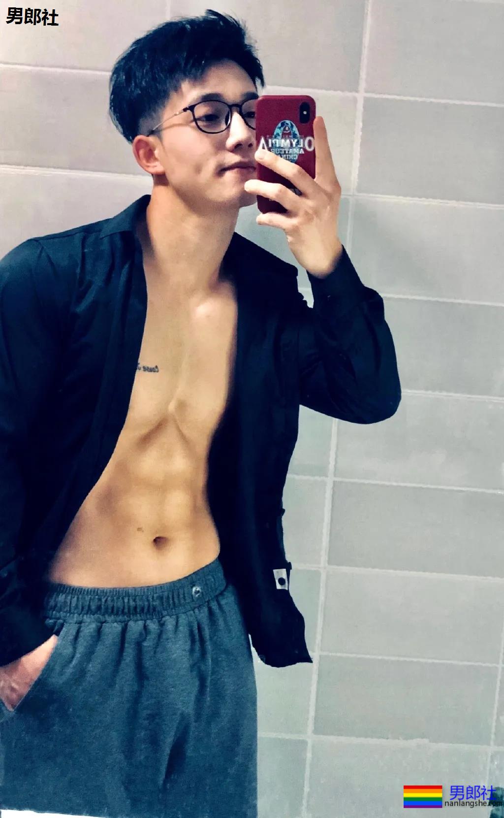 超帅肌肉幼师复工了,好舍不得他的身子啊! - 51虹马 超帅肌肉幼师复工了,好舍不得他的身子啊! - 51虹马