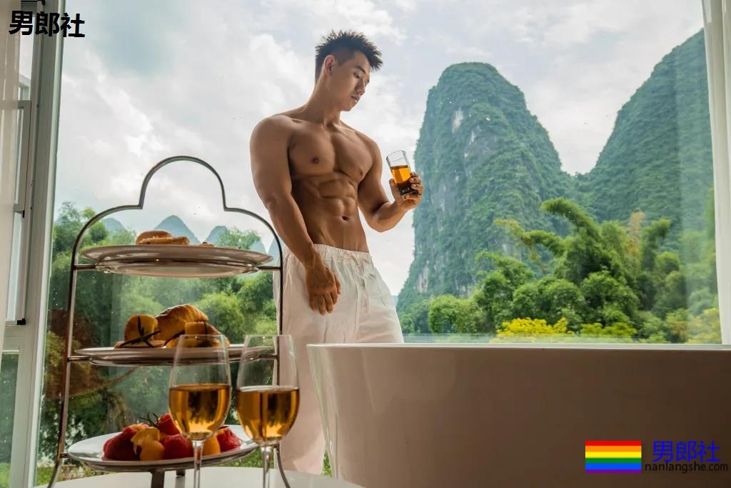 奶凶寸头腱子肉网红博主,身材堪比体育生,这腹肌简直绝了!-51虹马