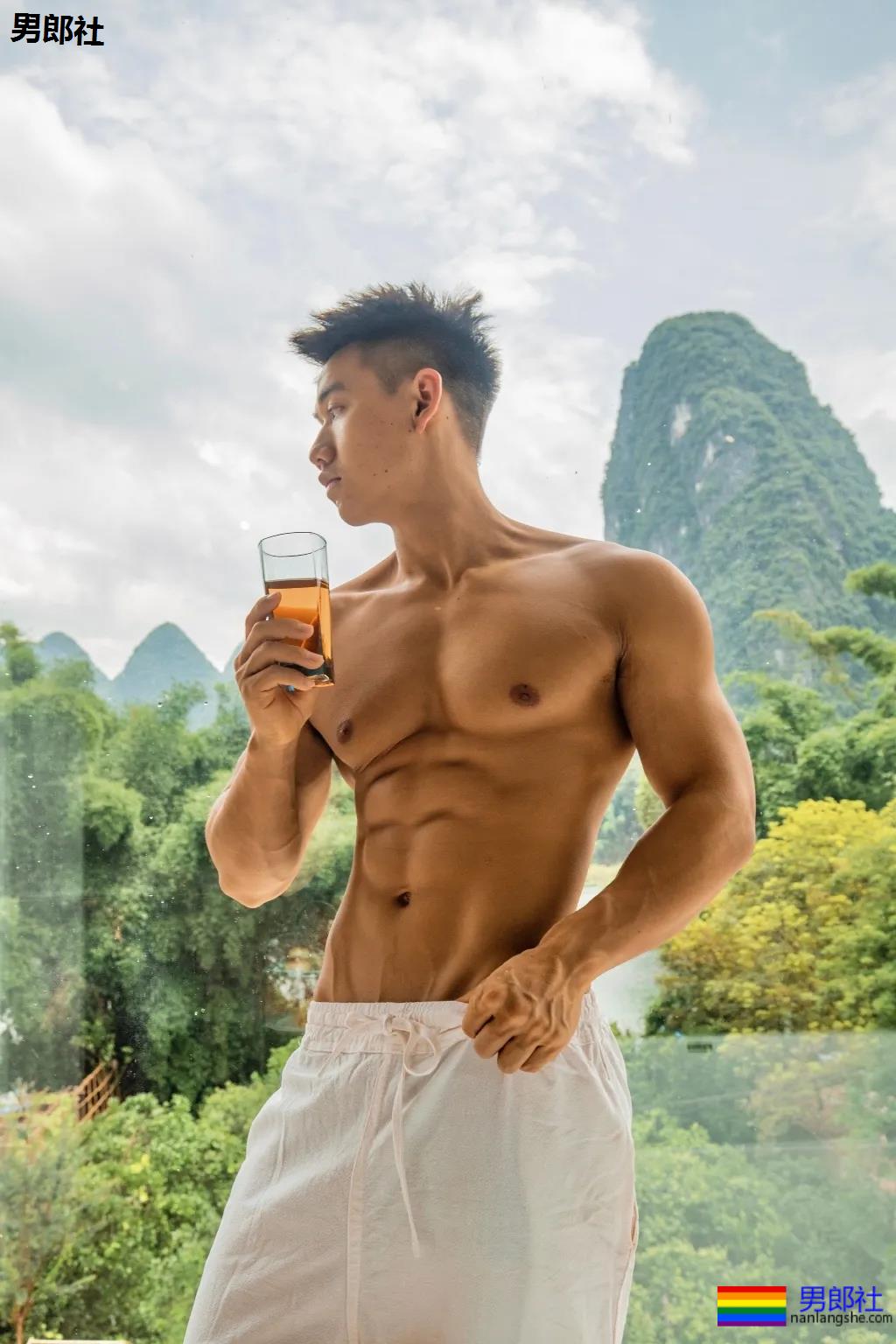 奶凶寸头腱子肉网红博主，身材堪比体育生，这腹肌简直绝了！ - 51虹马