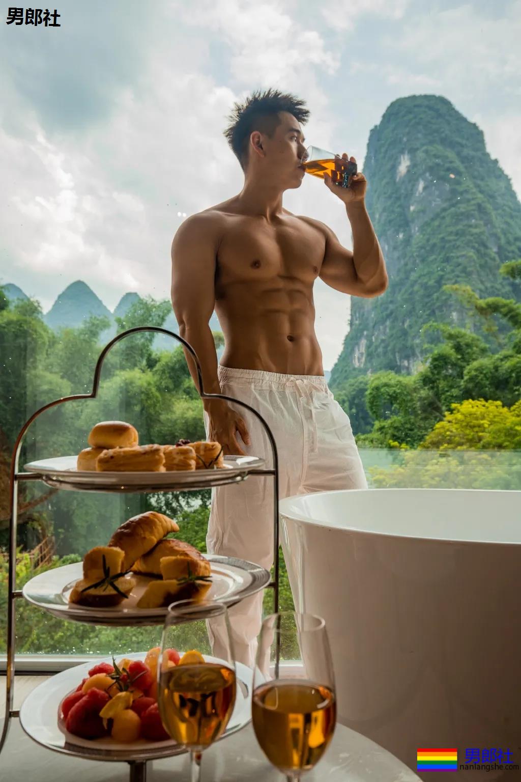 奶凶寸头腱子肉网红博主，身材堪比体育生，这腹肌简直绝了！ - 51虹马