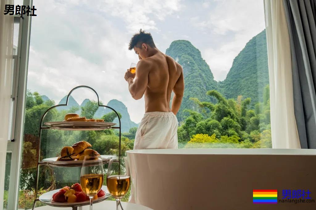 奶凶寸头腱子肉网红博主，身材堪比体育生，这腹肌简直绝了！ - 51虹马